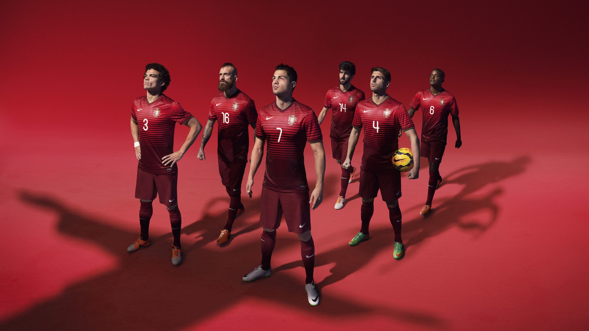 “球场内外:运动员的多彩生活展开”,运动员在球场训练形容词