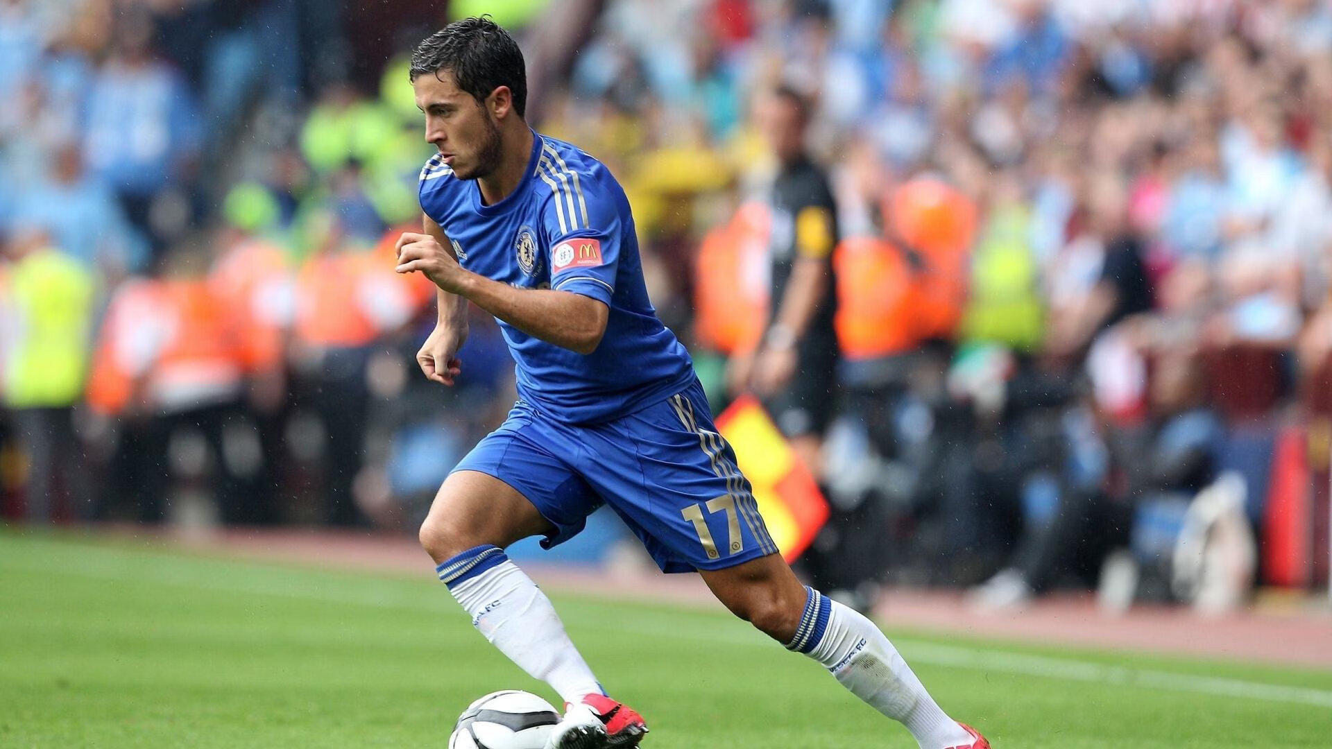 “球场大咖秀：明星球员的非凡绝技”，球星打比赛